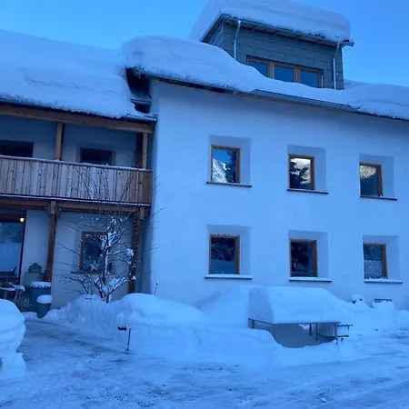 Im Oekohaus In 3* Susch